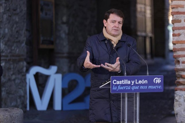 Fernández Mañueco atiende a los medios de comunicación en Arévalo.