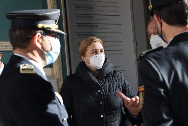 La delegada de Seguridad y Emergencias y portavoz del Ayuntamiento de Madrid, Inmaculada Sanz, habla con unos agentes de Policía