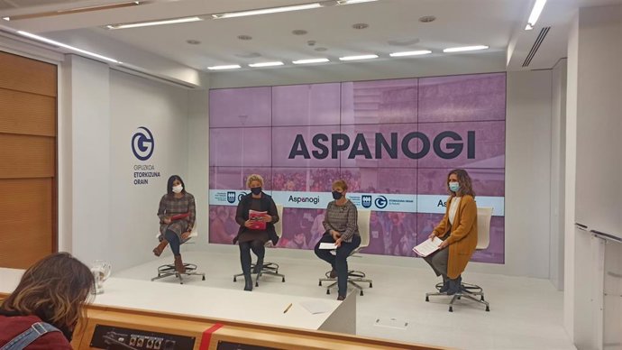 Nekane Lekuona, Maite Peña, Aitziber San Román y Nerea Goikoetxea en la presentación.