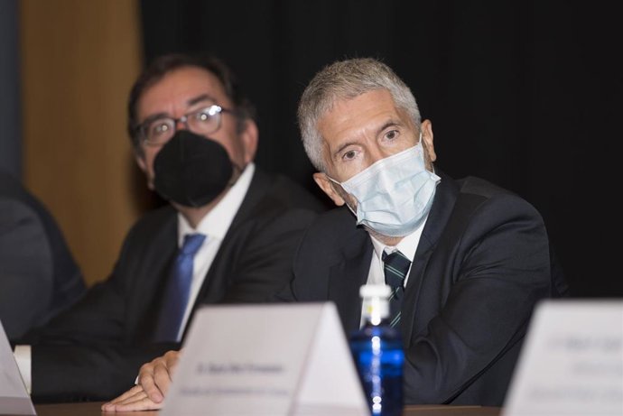Archivo - El ministro del Interior, Fernando Grande-Marlaska, en un acto junto con el secretario general de Instituciones Penitenciarias, Ángel Luis Ortiz