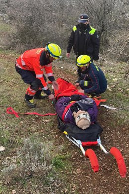 Intervención de la Policía Local en el rescate de una senderista herida