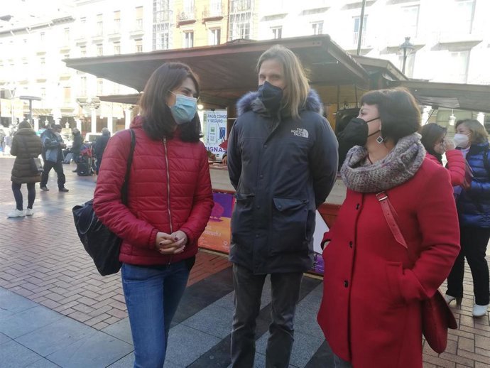 Fernández acompañado por Isa Serra y por María Sánchez junto a la caseta de campaña en Valladolid