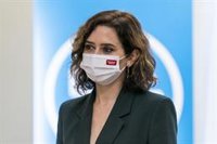 Ayuso cree que la mascarilla al aire libre se tendría que haber dejado de usar "hace mucho"