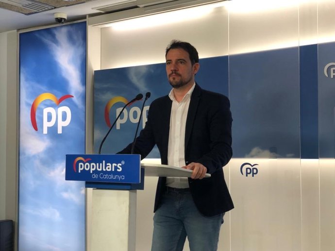 El presidente del PP de Barcelona, Manu Reyes, en rueda de prensa en la sede del partido en Barcelona, a 7 de febrero de 2022.