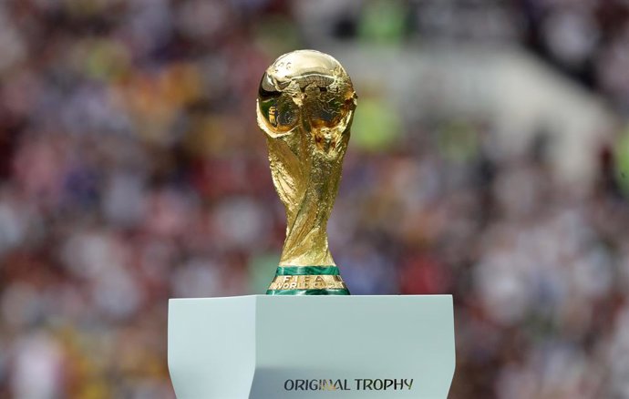 Archivo - FILED - 15 July 2018, Russia, Moscow: The world cup trophy exhibited ahead of the FIFA World Cup 2018 soccer final match between France and Croatia at the Luzhniki Stadium. The European Leagues, a sports organization within association footbal