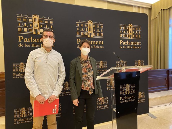 Los diputados del PSIB Sílvia Cano y Joan Ferrer.