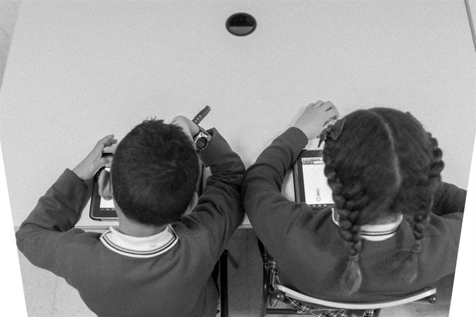 Archivo - Colegio, aula, primaria, clase, niño, niña, niños, estudiando, estudiar, deberes, nuevas tecnologías, tablet