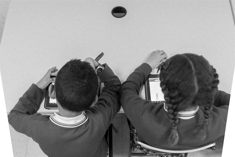 Archivo - Colegio, aula, primaria, clase, niño, niña, niños, estudiando, estudiar, deberes, nuevas tecnologías, tablet