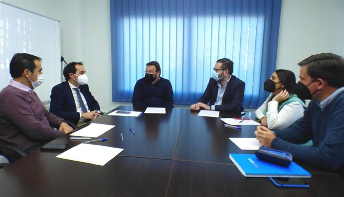 Reunión de los representantes del PP con el presidente de la Coordinadora de Escuelas Infantiles de Andalucía, José Luis Victorio.