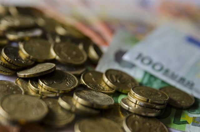 Archivo - Arxiu - Imatge de recurs de monedes i bitllets d'euro