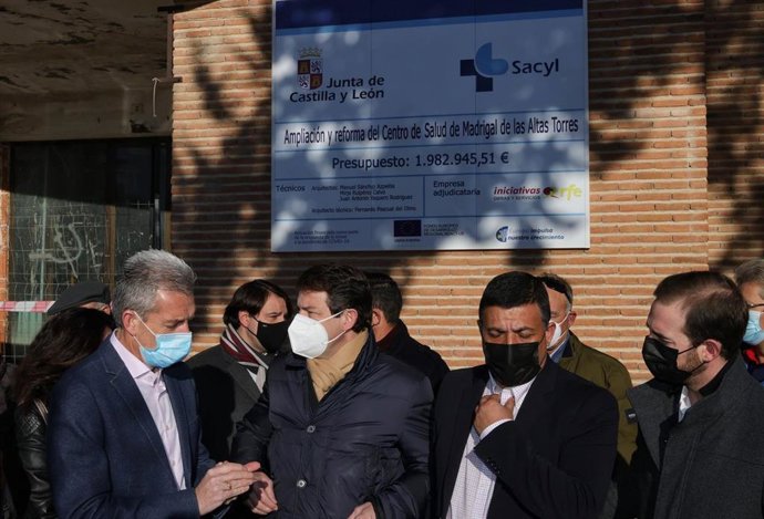Fernández Mañueco visita el centro de salud de Madrigal de las Altas Torres.