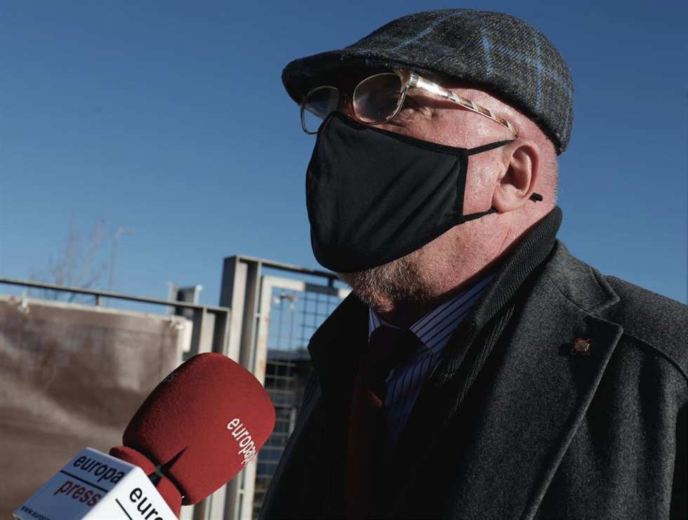 El comisario jubilado José Manuel Villarejo responde a Europa Press a su llegada a una nueva sesión del juicio por Tándem en la Audiencia Nacional 
