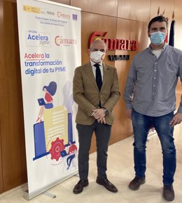 El presidente de la Cámara de Valladolid, Víctor Caramanzana (i), junto al director de Sistemas y Transformación Digital de la corporación, Ricardo Rico, presentan el programa Kit Digital.