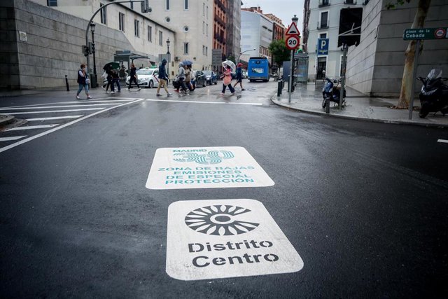 Archivo - Una señal en el suelo marca la Zona de Bajas Emisiones de Especial Protección (ZBEDEP) 