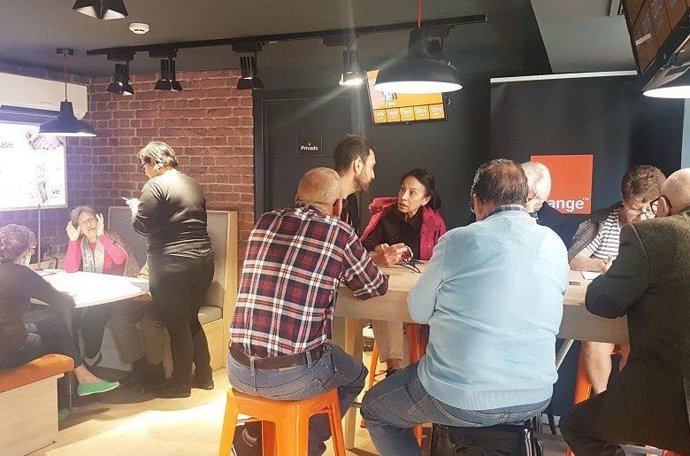 Taller de formación digital para personas mayores de Orange.