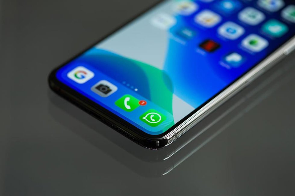 Iconos de un 'smartphone', entre los que se encuentra WhatsApp