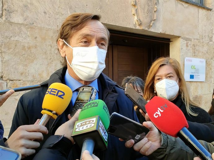 Rafael Hernando atiende a los medios en Salamanca, junto a la 'número dos' de las listas del PP por Salamanca, Carmen Sánchez Bellota