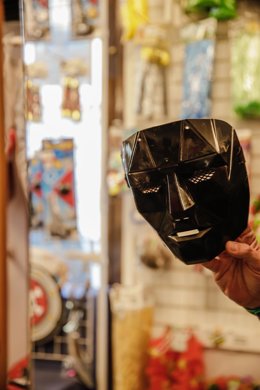 Archivo - Máscara de 'El juego del calamar' en una tienda de disfraces 