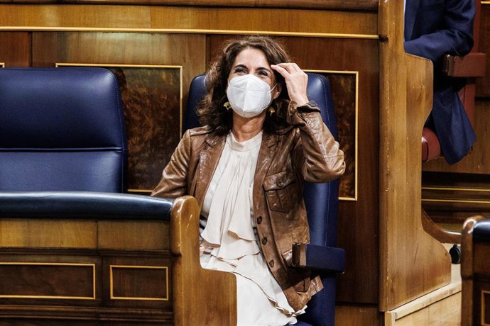 La ministra de Hacienda y Función Pública, María Jesús Montero, en una sesión plenaria, en el Congreso de los Diputados, a 1 de febrero de 2022, en Madrid (España). En el pleno de hoy, se debaten, entre otros temas, la votación llevada por el PP para su