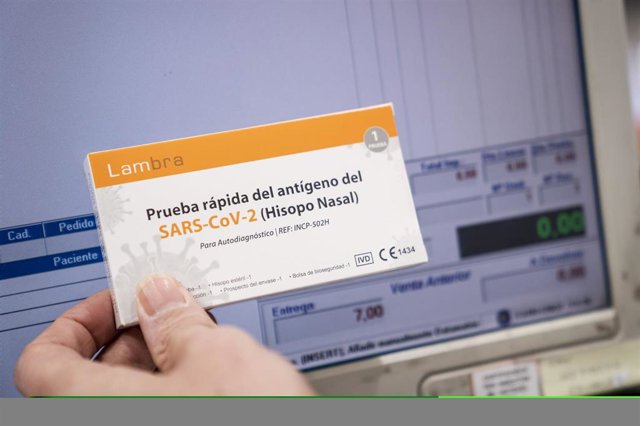 Una prueba rápida del antígeno del por SARS-CoV-2.