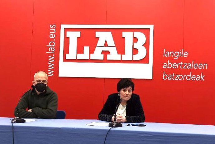 La secretaria general de LAB, Garbiñe Aranburu y el secretario de Acción Sindical y Negociación Colectiva, Xabier Ugartemendia