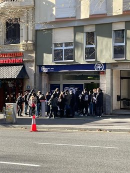 Sede del PP de Barcelona, donde han acudido un grupo de jóvenes de Arran.