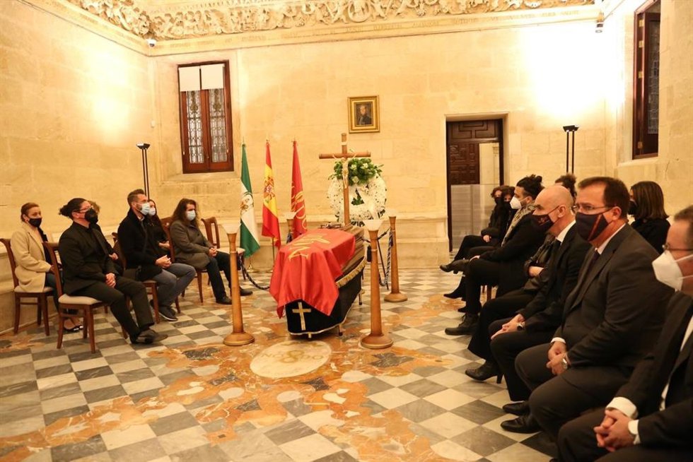 La capilla ardiente de Pascual González queda instalada en la Sala Capitular Baja del Ayuntamiento de Sevilla.
