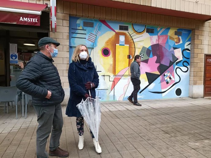 La alcaldesa de Barakaldo, Amaia del Campo, visita los murales junto a Javier Santurtún.