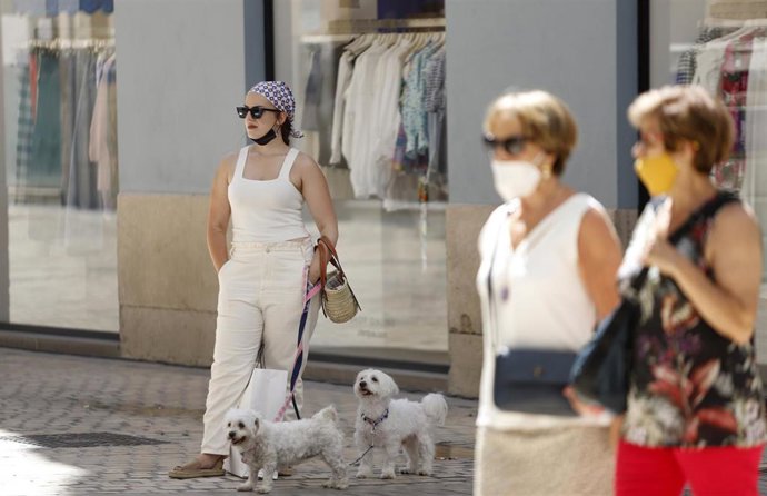 Archivo - Personas sin mascarilla y otras con mascarilla en la calle Larios,  