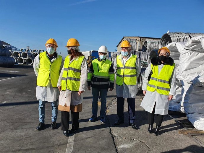 La cabeza de lista de Ciudadanos por León, Ana Carlota Amigo, junto al eurodiputado, Luis Garicano, visitan la empresa Aceros Roldán.