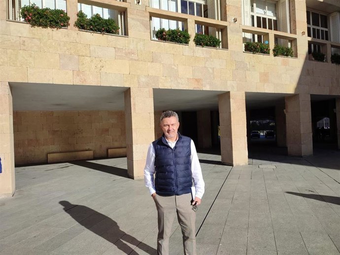 El portavoz del Grupo Municipal Popular en el Ayuntamiento de Logroño, Conrado Escobar junto a la concejala, Celia Sanz, han planteado esta mañana una serie de propuestas para paliar la situación de brecha digital entre el colectivo de personas mayores