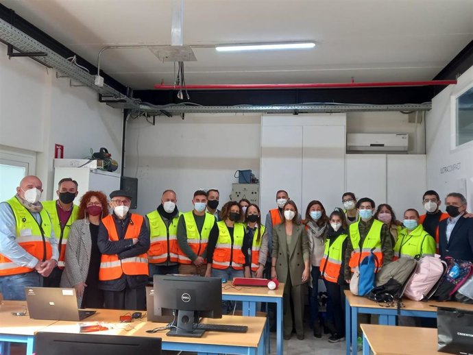 La viceconsejera de Educación de la Junta de Andalucía, María del Carmen Castillo, visita un curso de FP Dual en Grupo Cosentino.