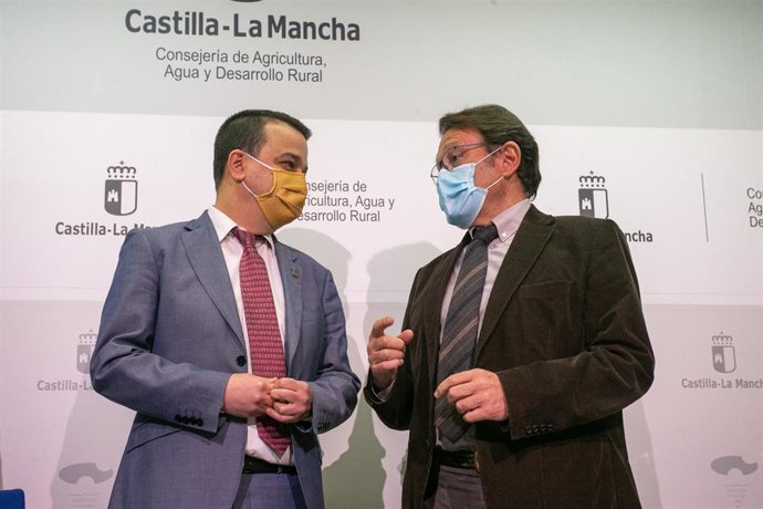El consejero de Agricultura, Agua y Desarrollo Rural, Francisco Martínez Arroyo, ha mantenido una reunión con el presidente de la Asociación Nacional Interprofesional de Plantas Aromáticas y Medicinales (ANIPAM) , Abelardo Carrillo.