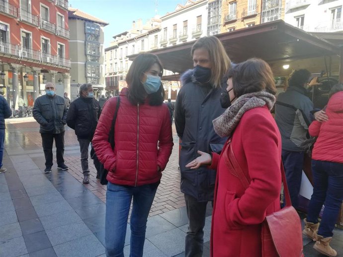 Isa Serra, Pablo Fernñandez y María Sánchez en la caseta electoral de Unidas Podemos en Valladolid