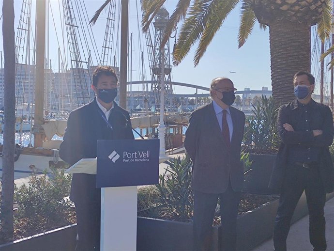 El presidente del Puerto de Barcelona, Dami Calvet, el director de Port Vell, Joan Colldecarrera y el arquitecto Sergi Carulla