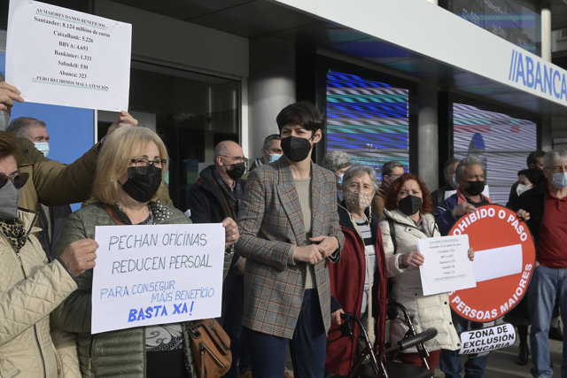 La portavoz nacional del BNG, Ana Pontón (c), participa acompañada en un acto simbólico de denuncia de la exclusión financiera en Galicia, a 7 de febrero de 2021, en A Coruña.