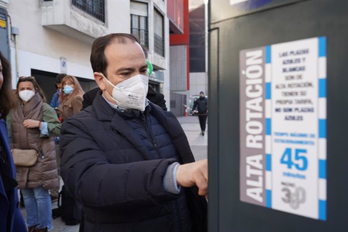 El delegado de Medio Ambiente y Movilidad del Ayuntamiento de Madrid, Borja Carabante, comprueba el funcionamiento de las primeras plazas del SER de alta rotación puestas en marcha para reducir el tráfico por búsqueda de aparcamiento
