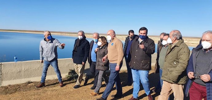 Visita de candidatos del PP a las elecciones autonómicas en Valladolid a la balsa de Villalón.