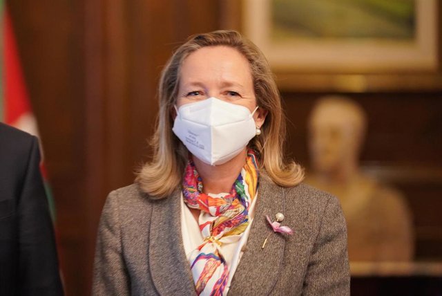 La vicepresidenta primera del Gobierno y ministra de Asuntos Económicos y Transformación Digital, Nadia Calviño, en Ajuria Enea,  a 4 de febrero de 2022, en Vitoria-Gasteiz, Álava, Euskadi (España). Entre otros temas, en la reunión se han tratado tres pro