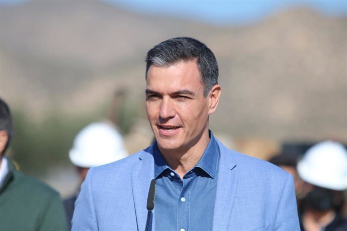 El presidente del Gobierno, Pedro Sánchez, durante su intervención después de realizar  la visita a la planta geotérmica de Cardial Recursos Alternativos S.L. a 07 de febrero del 2022 en Campo de Níjar (Almería, Andalucía, España). 
