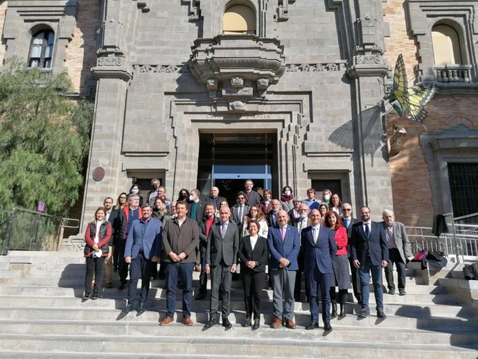 Foto de familia del alcalde de Sevilla, Antonio Muñoz, con representantes de instituciones y organismos relacionados con la ciencia.
