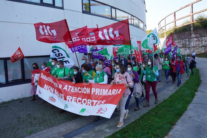 Archivo - Un grupo de personas participa en una concentración frente al Sergas de Santiago de Compostela, a 19 de octubre de 2021, en Santiago de Compostela, Galicia, (España).
