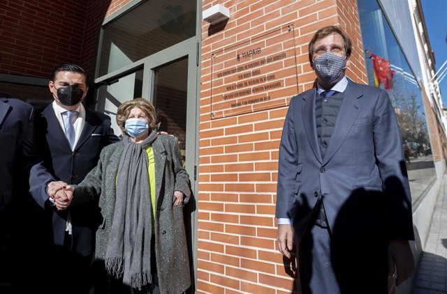 La viuda de Antonio Mingote, Isabel Vigiola, y el alcalde de Madrid, José Luis Martínez-Almeida (d), posan en la inauguración del Centro Municipal de Mayores Antonio Mingote en Chamberí.