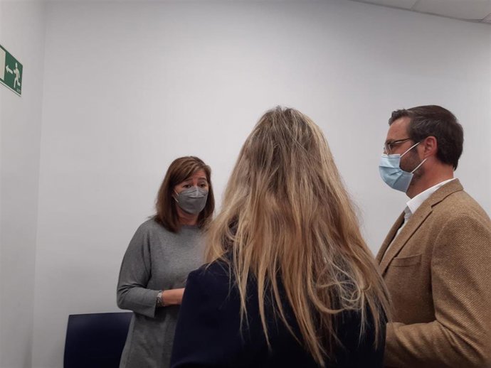 La presidenta del Govern, Francina Armengol; la consellera de Salud y Consumo, Patricia Gómez, y el alcalde de Palma, José Hila, en su visita a la nueva Unidad de Pediatría del Centro de Salud de Pere Garau.
