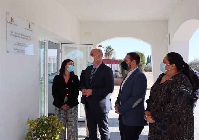 El presidente de la Diputación, Antonio Ruiz (segundo por la izda.), en la inauguración del CIE de Algallarín.