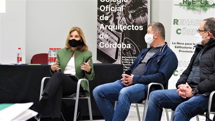 Alicia Martínez (izda.), durante su encuentro en el Colegio Oficial de Arquitectos de Córdoba.