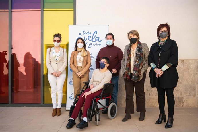 La presidenta del Parlamento de Andalucía visita la sede de 'A toda vela'.