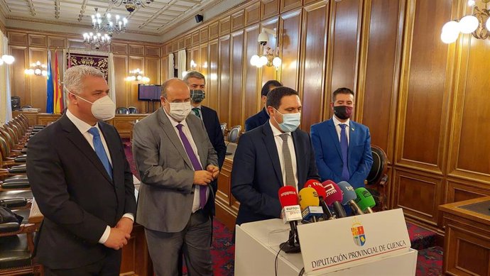 El vicepresidente de C-LM, José Luis Martínez Guijarro, junto a los cinco presidentes de las diputaciones provinciales de la región