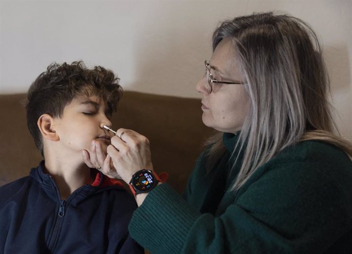 Un niño se hace un test de antígenos en casa