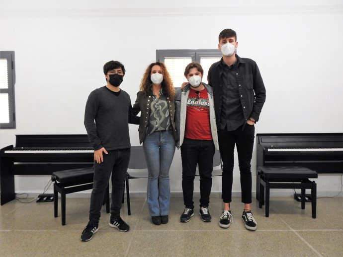 La delegada de Juventud del Ayuntamiento de Alcalá de Guadaíra, Rosa Carro (Cs), ha presentado este lunes el programa junto a los jóvenes profesores, miembros de la banda de música de Alcalá.
